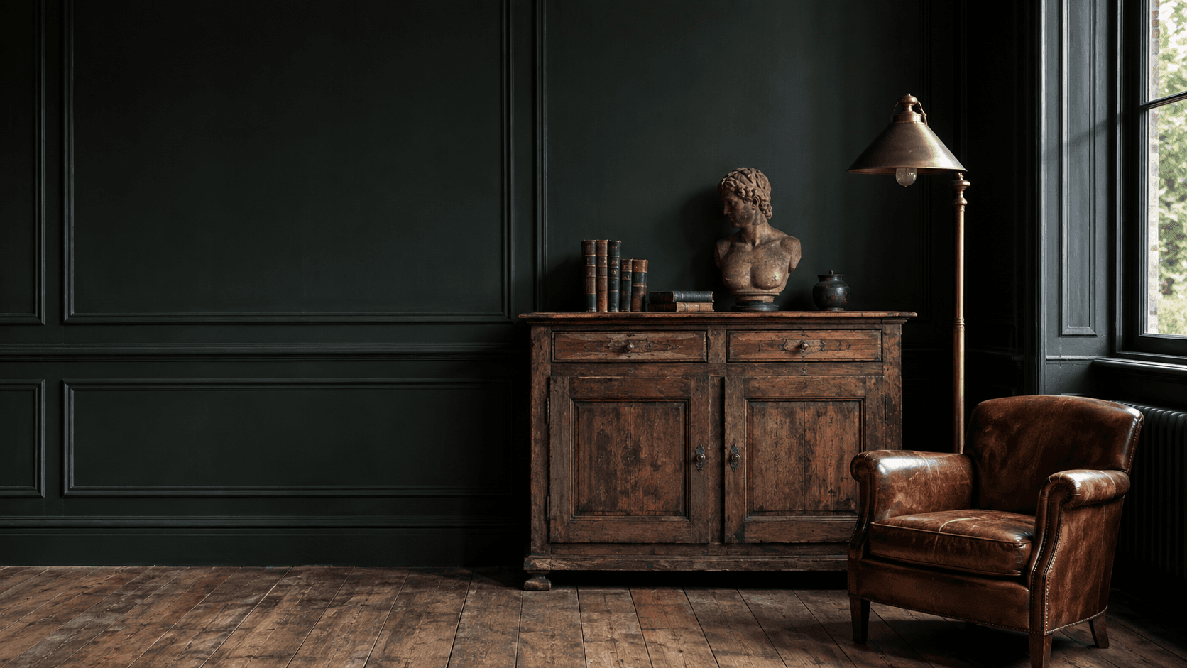 Décor généré : salon d’antiquaire vert sombre, buffet patiné, fauteuil en cuir et lampadaire en laiton